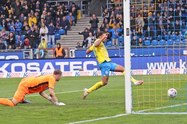 Eintracht Braunschweig vs VfL Osnabrück Braunschweig, 11.11.2023, Fußball, Saison 23 24, 2. Bundesliga, 13. Spieltag, Eintracht Braunschweig vs VfL Osnabrück, Bild zeigt: Anton Donkor (BTSV, 19) erzielt in dieser Szene das Tor zum 2:1 für die Eintracht Braunschweig