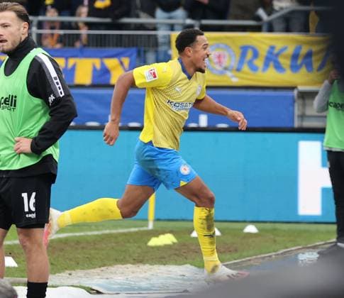 Eintracht Braunschweig vs VfL Osnabrück Braunschweig, 11.11.2023, Fußball, Saison 23 24, 2. Bundesliga, 13. Spieltag, Eintracht Braunschweig vs VfL Osnabrück, Bild zeigt: Jubel bei der Eintracht über das Tor zum 2:1 durch Anton Donkor (BTSV, 19) Braunschweig