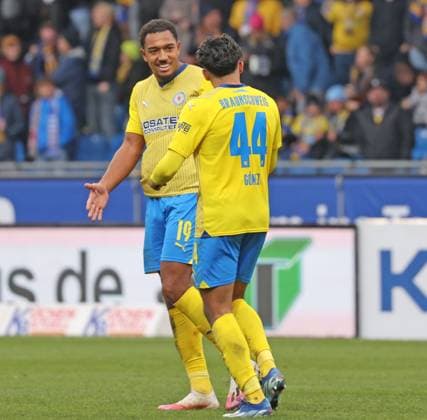 Eintracht Braunschweig vs VfL Osnabrück Braunschweig, 11.11.2023, Fußball, Saison 23 24, 2. Bundesliga, 13. Spieltag, Eintracht Braunschweig vs VfL Osnabrück, Bild zeigt: Jubel bei der Eintracht über das Tor zum 2:1 durch Anton Donkor (BTSV, 19) mit Johan Gomez (BTSV, 44) Braunschweig