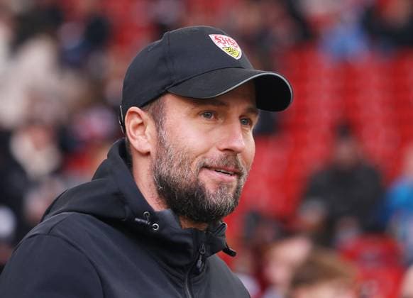Stuttgart, Fußball Bundesliga VfB Stuttgart vs. Borussia Dortmund, Trainer Sebastian Hoeneß (VfB) Gemäß den Vorgaben der DFL Deutsche Fußball Liga ist es untersagt, in dem Stadion und oder vom Spiel angefertigte Fotoaufnahmen in Form von Sequenzbildern und oder videoähnlichen Fotostrecken zu verwerten bzw. verwerten zu lassen.