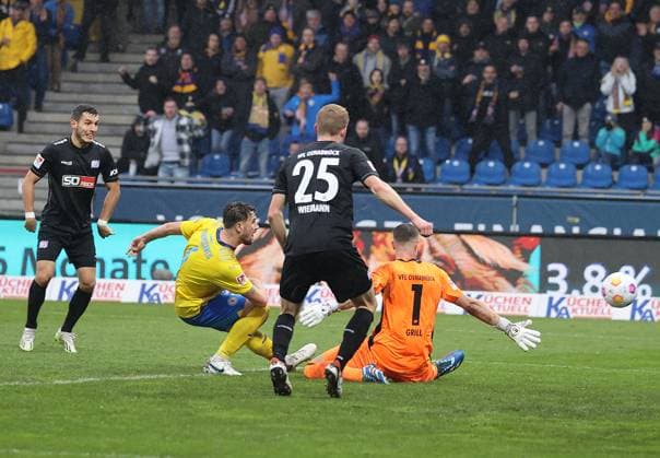 Hier erzielt Ermin Bicakcic (Eintracht Braunschweig) das 3-2 in der Nachspielzeit gegen Torhueter Lennart Grill (VfL Osnabrueck) Fussball, Herren, Saison 2023 2024, 2.BL, Eintracht Stadion, Eintracht Braunschweig gegen VfL Osnabrueck, 3-2 DFL REGULATIONS PROHIBIT ANY USE OF PHOTOGRAPHS AS IMAGE SEQUENCES AND OR QUASI-VIDEO.