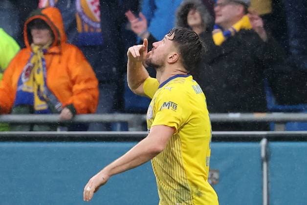 Ermin Bicakcic (Eintracht Braunschweig) feiert sein Tor zum 3-2 Fussball, Herren, Saison 2023 2024, 2.BL, Eintracht Stadion, Eintracht Braunschweig gegen VfL Osnabrueck, 3-2 DFL REGULATIONS PROHIBIT ANY USE OF PHOTOGRAPHS AS IMAGE SEQUENCES AND OR QUASI-VIDEO.