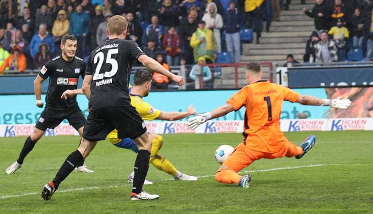Eintracht Braunschweig vs VfL Osnabrück Braunschweig, 11.11.2023, Fußball, Saison 23 24, 2. Bundesliga, 13. Spieltag, Eintracht Braunschweig vs VfL Osnabrück, Bild zeigt: Ermin Bicakcic (BTSV, 6) erzielt in dieser Szene das Tor zum 3:2 für die Eintracht Braunschweig