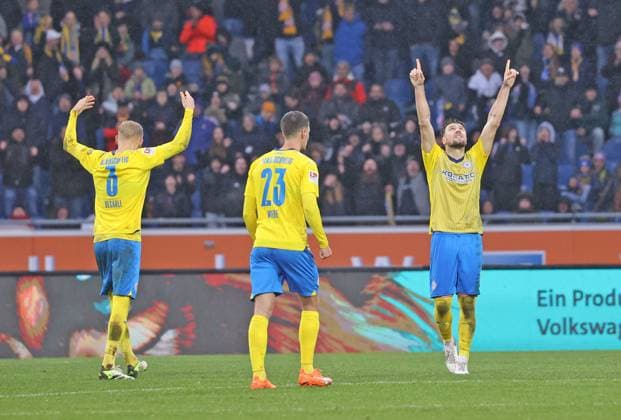 Eintracht Braunschweig vs VfL Osnabrück Braunschweig, 11.11.2023, Fußball, Saison 23 24, 2. Bundesliga, 13. Spieltag, Eintracht Braunschweig vs VfL Osnabrück, Bild zeigt: Jubel nach der Überprüfung und des 3:2 un dem Abpfiff bei Ermin Bicakcic (BTSV, 6), Saulo decarli (BTSV, 3) und Danilo Wiebe (BTSV, 23) Braunschweig