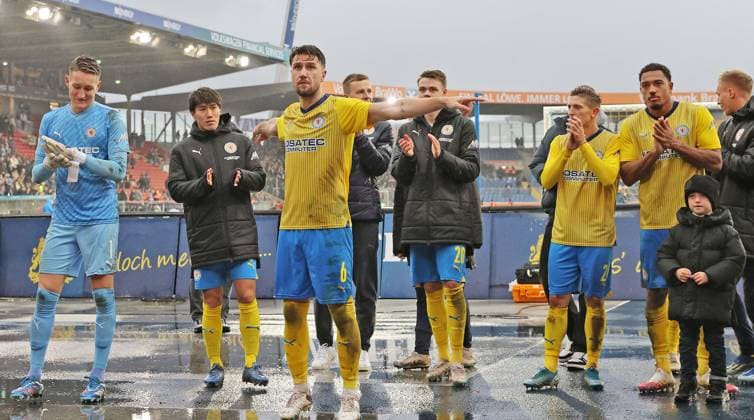 Eintracht Braunschweig vs VfL Osnabrück Braunschweig, 11.11.2023, Fußball, Saison 23 24, 2. Bundesliga, 13. Spieltag, Eintracht Braunschweig vs VfL Osnabrück, Bild zeigt: Die Mannschaft der Eintracht um Ermin Bicakcic (BTSV, 6) bedankt sich nach dem Spiel bei den Fans in der Südkurve Braunschweig