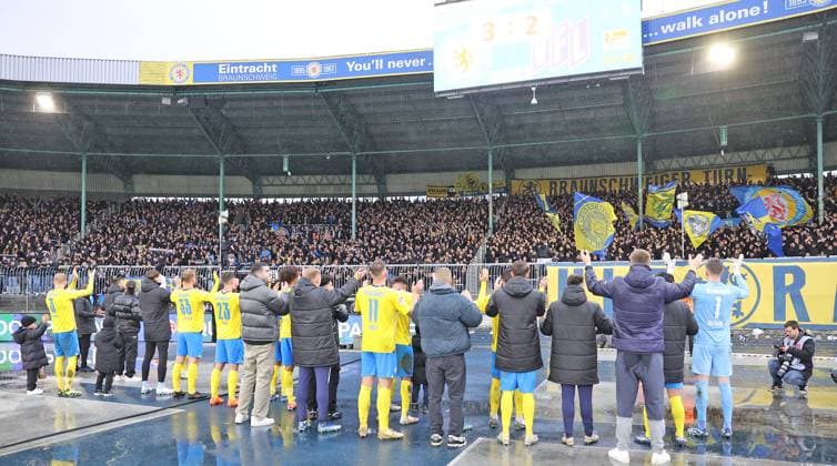 Eintracht Braunschweig vs VfL Osnabrück Braunschweig, 11.11.2023, Fußball, Saison 23 24, 2. Bundesliga, 13. Spieltag, Eintracht Braunschweig vs VfL Osnabrück, Bild zeigt: Die Mannschaft der Eintracht bedankt sich nach dem Spiel bei den Fans in der Südkurve Braunschweig