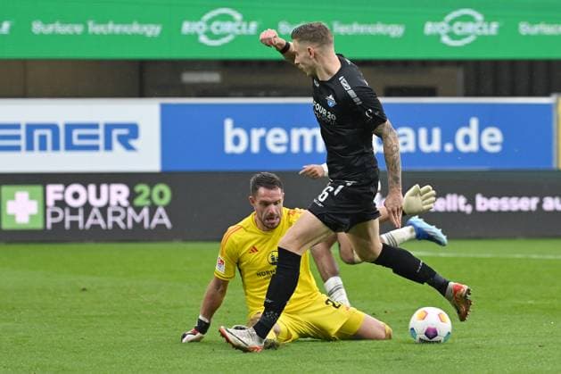 Paderborn, Home Deluxe Arena, 11.11.23, GER, Herren, 2.Bundesliga, Saison 2023-2024, SC Paderborn 07 - 1.FC Nuernberg Bild: v.li. im Zweikampf Torwart Christian MATHENIA (Nuernberg) und Felix PLATTE (Paderborn) Only for editorial use! DFL regulations prohibit any use of photographs as image sequences and or quasi-video. NRW Deutschland