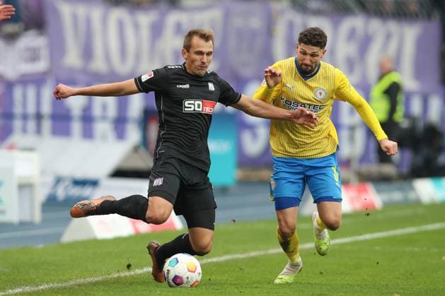 11.11.2023, xtgx, Fussball 2. Bundesliga, Fussball 2. Bundesliga, Eintracht Braunschweig - VfL Osnabrueck emspor, v.l. Robert Tesche (Osnabrueck, 8), Fabio Kaufmann (Braunschweig, 37) Zweikampf, Duell, Kampf, tackle (DFL DFB REGULATIONS PROHIBIT ANY USE OF PHOTOGRAPHS as IMAGE SEQUENCES and or QUASI-VIDEO) Braunschweig