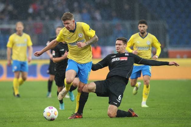 11.11.2023, xtgx, Fussball 2. Bundesliga, Fussball 2. Bundesliga, Eintracht Braunschweig - VfL Osnabrueck emspor, v.l. Luc Ihorst (Braunschweig, 11), Maximilian Thalhammer (Osnabrueck, 6) Zweikampf, Duell, Kampf, tackle (DFL DFB REGULATIONS PROHIBIT ANY USE OF PHOTOGRAPHS as IMAGE SEQUENCES and or QUASI-VIDEO) Braunschweig
