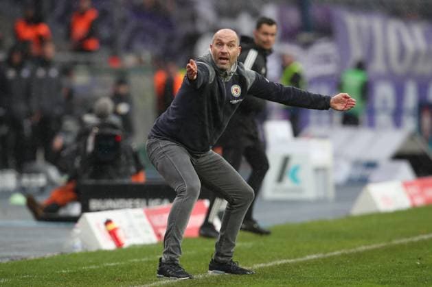 11.11.2023, xtgx, Fussball 2. Bundesliga, Fussball 2. Bundesliga, Eintracht Braunschweig - VfL Osnabrueck emspor, v.l. Daniel Scherning (Braunschweig, Trainer) gibt Anweisungen, gestikuliert mit den Armen, gesticulate, gives instructions (DFL DFB REGULATIONS PROHIBIT ANY USE OF PHOTOGRAPHS as IMAGE SEQUENCES and or QUASI-VIDEO) Braunschweig