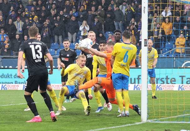 Kopfball Saulo Decarli (Eintracht Braunschweig), Torhueter Lennart Grill (VfL Osnabrueck) haelt den Ball Fussball, Herren, Saison 2023 2024, 2.BL, Eintracht Stadion, Eintracht Braunschweig gegen VfL Osnabrueck, 3-2 DFL REGULATIONS PROHIBIT ANY USE OF PHOTOGRAPHS AS IMAGE SEQUENCES AND OR QUASI-VIDEO.