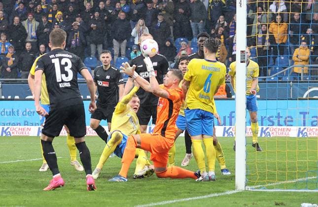 Kopfball Saulo Decarli (Eintracht Braunschweig), Torhueter Lennart Grill (VfL Osnabrueck) haelt den Ball Fussball, Herren, Saison 2023 2024, 2.BL, Eintracht Stadion, Eintracht Braunschweig gegen VfL Osnabrueck, 3-2 DFL REGULATIONS PROHIBIT ANY USE OF PHOTOGRAPHS AS IMAGE SEQUENCES AND OR QUASI-VIDEO.