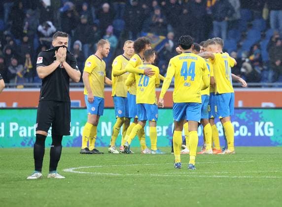 Freude bei Braunschweig, enttaeuschte Osnabruecker Fussball, Herren, Saison 2023 2024, 2.BL, Eintracht Stadion, Eintracht Braunschweig gegen VfL Osnabrueck, 3-2 DFL REGULATIONS PROHIBIT ANY USE OF PHOTOGRAPHS AS IMAGE SEQUENCES AND OR QUASI-VIDEO.