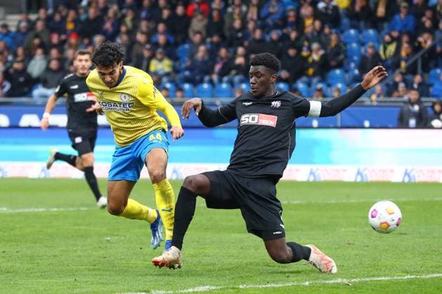 11.11.2023, xtgx, Fussball 2. Bundesliga, Fussball 2. Bundesliga, Eintracht Braunschweig - VfL Osnabrueck emspor, v.l. Anton Donkor (Braunschweig, 19) bereitet Tor zum 2:1 durch Anton Donkor (Braunschweig, 19) vor (DFL DFB REGULATIONS PROHIBIT ANY USE OF PHOTOGRAPHS as IMAGE SEQUENCES and or QUASI-VIDEO) Braunschweig