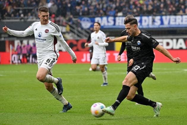 Paderborn, Home Deluxe Arena, 11.11.23, GER, Herren, 2.Bundesliga, Saison 2023-2024, SC Paderborn 07 - 1.FC Nuernberg Bild: v.li. im Zweikampf Florian FLICK (Nuernberg) und Marcel HOFFMEIER (Paderborn) Only for editorial use! DFL regulations prohibit any use of photographs as image sequences and or quasi-video. NRW Deutschland