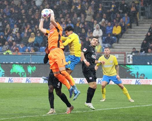 Torhueter Lennart Grill (VfL Osnabrueck), Johan Gomez (Eintracht Braunschweig) Fussball, Herren, Saison 2023 2024, 2.BL, Eintracht Stadion, Eintracht Braunschweig gegen VfL Osnabrueck, 3-2 DFL REGULATIONS PROHIBIT ANY USE OF PHOTOGRAPHS AS IMAGE SEQUENCES AND OR QUASI-VIDEO.