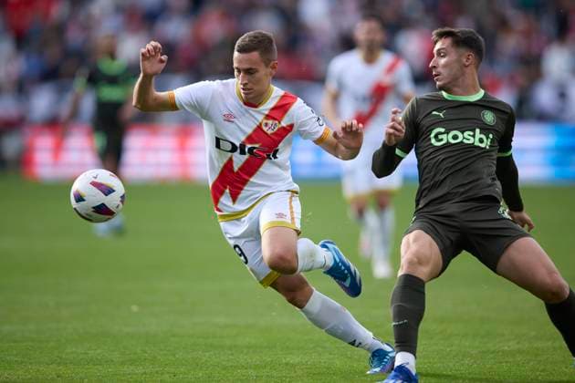 Spain, Madrid, 11.11.2023, Santiago Bernabeu Stadium, Real Madrid v Valencia CF - La Liga EA Sports match round 13, Jorge de Frutos (Rayo Vallecano) controls the ball Madrid Santiago Bernabeu Stadium Spain