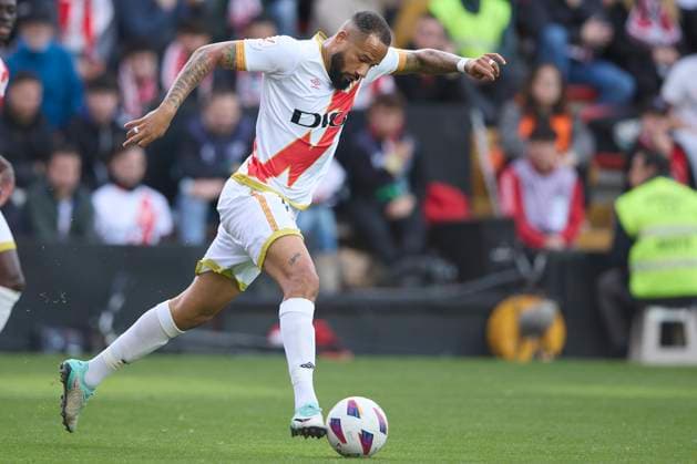 Spain, Madrid, 11.11.2023, Santiago Bernabeu Stadium, Real Madrid v Valencia CF - La Liga EA Sports match round 13, Tiago Manuel Dias Bebe (Rayo Vallecano) controls the ball Madrid Santiago Bernabeu Stadium Spain