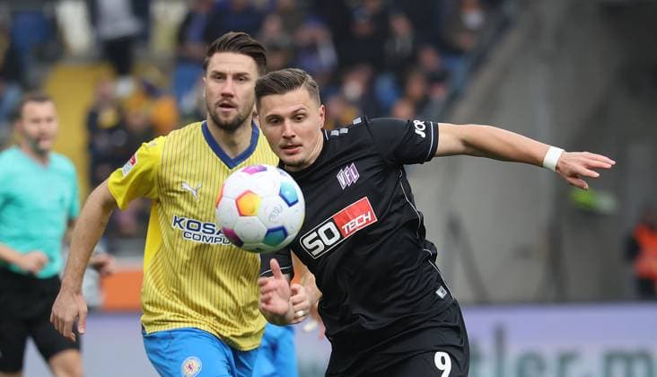 Erik Engelhardt (VfL Osnabrueck), Ermin Bicakcic (Eintracht Braunschweig) Fussball, Herren, Saison 2023 2024, 2.BL, Eintracht Stadion, Eintracht Braunschweig gegen VfL Osnabrueck, 3-2 DFL REGULATIONS PROHIBIT ANY USE OF PHOTOGRAPHS AS IMAGE SEQUENCES AND OR QUASI-VIDEO.