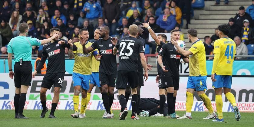 Hitziges Duell, Schiedsrichter Florian Lechner hatte viel zu schlichten Fussball, Herren, Saison 2023 2024, 2.BL, Eintracht Stadion, Eintracht Braunschweig gegen VfL Osnabrueck, 3-2 DFL REGULATIONS PROHIBIT ANY USE OF PHOTOGRAPHS AS IMAGE SEQUENCES AND OR QUASI-VIDEO.