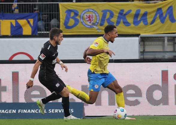Anton Leander Donkor (Eintracht Braunschweig) Fussball, Herren, Saison 2023 2024, 2.BL, Eintracht Stadion, Eintracht Braunschweig gegen VfL Osnabrueck, 3-2 DFL REGULATIONS PROHIBIT ANY USE OF PHOTOGRAPHS AS IMAGE SEQUENCES AND OR QUASI-VIDEO.