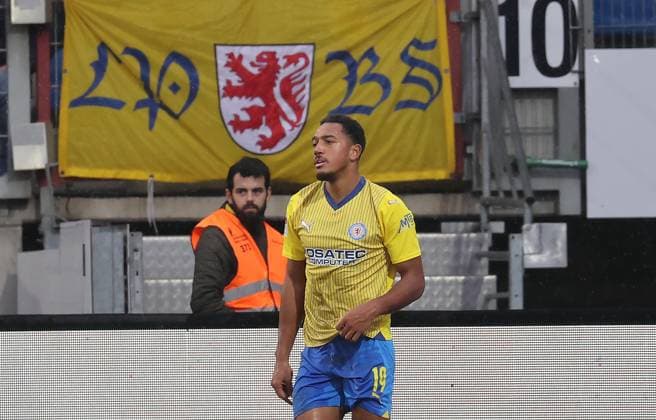 Anton Leander Donkor (Eintracht Braunschweig) schoss das 2-1 Fussball, Herren, Saison 2023 2024, 2.BL, Eintracht Stadion, Eintracht Braunschweig gegen VfL Osnabrueck, 3-2 DFL REGULATIONS PROHIBIT ANY USE OF PHOTOGRAPHS AS IMAGE SEQUENCES AND OR QUASI-VIDEO.