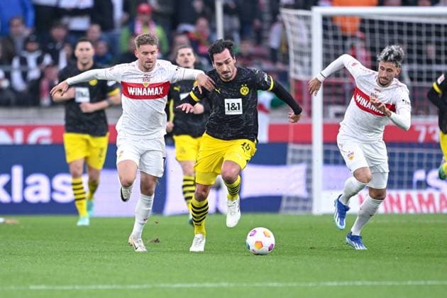 Sport Bilder des Tages 11.10. 2023, Fussball, Bundesliga, 11. Spieltag Saison 2023 2024, VfB Stuttgart - Borussia Dortmund, Maximilian Mittelstädt (VfB Stuttgart), Mats Hummels (Borussia Dortmund), Atakan Karazor (VfB Stuttgart) xRHR-FOTO TKx Copyright: RHR-FOTOx RHR-FOTO TK