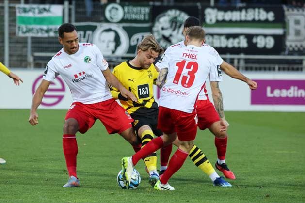 Sport Themen der Woche KW45 Sport Bilder des Tages 11.11.2023, Fussball, Herren, 3.Liga, Saison 2023 2024, Borussia Dortmund II vs. VfB Lübeck im Stadion Rote Erde in Dortmund (Deutschland) Ole Pohlmann (Borussia Dortmund II) am Ball, Marvin Thiel (VfB Lübeck) Dortmund Stadion Rote Erde Nordrhein Westfalen Deutschland *** 11 11 2023, Football, Men, 3 League, Season 2023 2024, Borussia Dortmund II vs VfB Lübeck at Stadion Rote Erde in Dortmund Germany Ole Pohlmann Borussia Dortmund II on the ball, Marvin Thiel VfB Lübeck Dortmund Stadion Rote Erde North Rhine-Westphalia Germany FZ