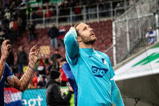 Oliver Baumann (TSG 1899 Hoffenheim, 01) erkundigt sich bei den Fans was da los war, und wer den Boeller gezuendet hat GER, FC Augsburg vs. TSG 1899 Hoffenheim, 1.Bundesliga Fussball, 11. Spieltag, Saison 2023 2024, 11.11.2023 DFB DFL REGULATIONS PROHIBIT ANY USE OF PHOTOGRAPHS AS IMAGE SEQUENCES AND OR QUASI-VIDEO FC Augsburg vs. TSG 1899 Hoffenheim, 1.Bundesliga Fussball, 11.Spieltag, 11.11.2023 Augsburg *** Oliver Baumann TSG 1899 Hoffenheim, 01 asks the fans what was going on and who sent the boeller GER, FC Augsburg vs TSG 1899 Hoffenheim, 1 Bundesliga Soccer, Matchday 11, Season 2023 2024, 11 11 2023 DFB DFL REGULATIONS PROHIBIT ANY USE OF PHOTOGRAPHS AS IMAGE SEQUENCES AND OR QUASI VIDEO FC Augsburg vs TSG 1899 Hoffenheim, 1 Bundesliga Soccer, Matchday 11, 11 11 2023 Augsburg Copyright: xEibner-Pressefoto RogerxBuerkex EP_RBE