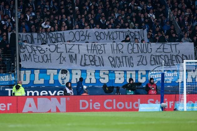 Fußball, Fans kritisieren DFB-Votum zur WM-Vergabe nach Saudi-Arabien, Archivbilder 11.11.2023, Fussball, Saison 2023 2024, 1. Bundesliga, 11. Spieltag, VfL Bochum 1848 - 1. FC Köln, Botschaft an den DFB: Saudi Arabien 2034 boykottieren! DFB: Jetzt habt ihr genug Zeit um euch 1x im Leben richtig zu entscheiden!, Bochum Vonovia Ruhrstadion NRW Deutschland xRHR-FOTO DEx Copyright: DennisxEwert RHR-FOTOx RHR-FOTO DE