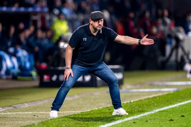 Sport Bilder des Tages Fußball: 1. Bundesliga, Saison 2023 2024, 11. Spieltag, VfL Bochum - 1. FC Köln am 11.11.2023 im VONOVIA RUHRSTADION in Bochum. Kölns Trainer Steffen Baumgart gibt Anweisungen. WICHTIGER HINWEIS: Gemäß den Vorgaben der DFL Deutsche Fußball Liga bzw. des DFB Deutscher Fußball-Bund ist es untersagt, in dem Stadion und oder vom Spiel angefertigte Fotoaufnahmen in Form von Sequenzbildern und oder videoähnlichen Fotostrecken zu verwerten bzw. verwerten zu lassen. Copyright: xKirchner DavidxInderliedx