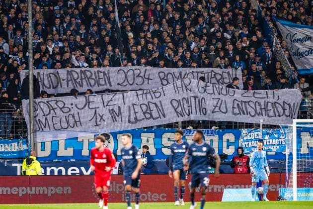 Fußball, Fans kritisieren DFB-Votum zur WM-Vergabe nach Saudi-Arabien, Archivbilder Fußball: 1. Bundesliga, Saison 2023 2024, 11. Spieltag, VfL Bochum - 1. FC Köln am 11.11.2023 im VONOVIA RUHRSTADION in Bochum. Die Bochumer Fans zeigen ein Banner und protestieren gegen die Vergabe der WM 2034 an Saudi-Arabien. WICHTIGER HINWEIS: Gemäß den Vorgaben der DFL Deutsche Fußball Liga bzw. des DFB Deutscher Fußball-Bund ist es untersagt, in dem Stadion und oder vom Spiel angefertigte Fotoaufnahmen in Form von Sequenzbildern und oder videoähnlichen Fotostrecken zu verwerten bzw. verwerten zu lassen. Copyright: xKirchner DavidxInderliedx