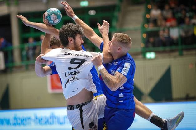 Sport Themen der Woche KW45 Sport Bilder des Tages 11.11.2023, Wuppertal, Handball, Uni-Halle, Liqui Moly Bundesliga, 12. Spieltag, Bergischer HC - HSV Hamburg: Jacob Lassen (HSV Hamburg) gegen Linus Arnesson (Bergischer HC) NRW Deutschland *** 11 11 2023, Wuppertal, Handball, Uni Halle, Liqui Moly Bundesliga, Matchday 12, Bergischer HC HSV Hamburg Jacob Lassen HSV Hamburg v Linus Arnesson Bergischer HC NRW Germany