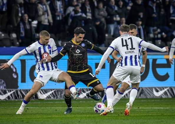 Fussball 2. Bundesliga, Hertha BSC - Karlsruher SC 11.11.2023, xdanx, Fussball 2. Bundesliga, Hertha BSC - Karlsruher SC, v.l. Marton Dardai (Hertha BSC 31),Lars Stindl (Karlsruher SC 13),Pascal Klemens (Hertha BSC 41),Zweikampf, Duell, Kampf, tackle (DFL DFB REGULATIONS PROHIBIT ANY USE OF PHOTOGRAPHS as IMAGE SEQUENCES and or QUASI-VIDEO) Foto: Daniel Lakomski Mix1 Berlin Olympiastadion Berlin Berlin Deutschland (DE)