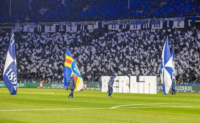 Sport Bilder des Tages Berlin, 11.11.2023, Fussball, 2.Bundesliga, 13. Spieltag, Hertha BSC - Karlsruher SC, Olympiastadion. Fans von Hertha BSC feuern ihr Team aus der Ostkurve heraus mit Fahnen an. DFL regulations and DFB regulations prohibit any use of photographs as image sequences and or quasi-video, Foto: Andreas Gora Hertha BSC - Karlsruher SC