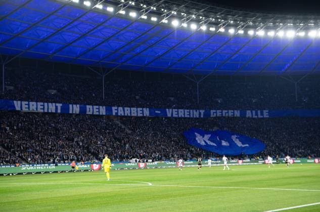 Sport Bilder des Tages Fussball, Herren, Saison 2023 2024, 2. Bundesliga (13. Spieltag), Hertha BSC - Karlsruher SC, Transparent und Logo des KSC, 11.11. 2023,