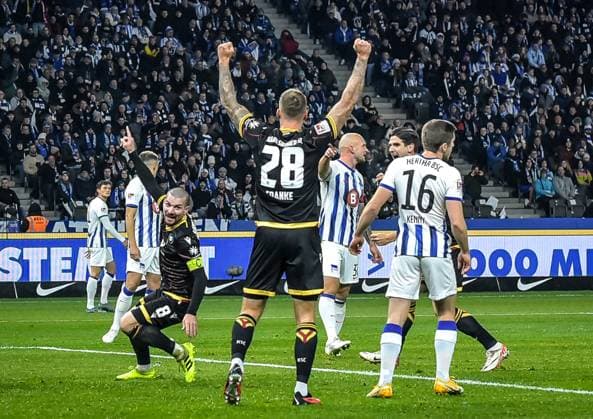 Fussball 2. Bundesliga, Hertha BSC - Karlsruher SC 11.11.2023, xdanx, Fussball 2. Bundesliga, Hertha BSC - Karlsruher SC, v.l. Jubel nach dem 0:1 durch Jerome Gondorf (Karlsruher SC 8),Marcel Franke (Karlsruher SC 28), (DFL DFB REGULATIONS PROHIBIT ANY USE OF PHOTOGRAPHS as IMAGE SEQUENCES and or QUASI-VIDEO) Foto: Daniel Lakomski Mix1 Berlin Olympiastadion Berlin Berlin Deutschland (DE)