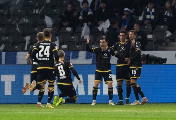 Fussball, Herren, Saison 2023 2024, 2. Bundesliga (13. Spieltag), Hertha BSC - Karlsruher SC, v. l. Marvin Wanitzek (Karlsruher SC), Fabian Schleusener (Karlsruher SC), Jerome Gondorf (Karlsruher SC), Paul Nebel (Karlsruher SC), Lars Stindl (Karlsruher SC), Philip Heise (Karlsruher SC), Jubel nach Tor zum 0:1, 11.11. 2023,