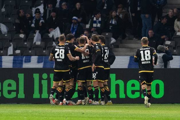 Fussball, Herren, Saison 2023 2024, 2. Bundesliga (13. Spieltag), Hertha BSC - Karlsruher SC, Karlsruhe jubelt nach Tor zum 0:1, 11.11. 2023,