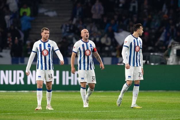 Fussball, Herren, Saison 2023 2024, 2. Bundesliga (13. Spieltag), Hertha BSC - Karlsruher SC, v. l. Pascal Klemens (Hertha BSC), Toni Leistner (Hertha BSC), Haris Tabakovic (Hertha BSC), Enttäuschung nach Gegentor zum 0:1, 11.11. 2023,