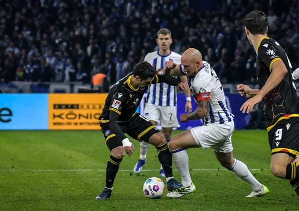 Fussball 2. Bundesliga, Hertha BSC - Karlsruher SC 11.11.2023, xdanx, Fussball 2. Bundesliga, Hertha BSC - Karlsruher SC, v.l. Lars Stindl (Karlsruher SC 13),Toni Leistner (Hertha BSC 37),Zweikampf, Duell, Kampf, tackle (DFL DFB REGULATIONS PROHIBIT ANY USE OF PHOTOGRAPHS as IMAGE SEQUENCES and or QUASI-VIDEO) Foto: Daniel Lakomski Mix1 Berlin Olympiastadion Berlin Berlin Deutschland (DE)