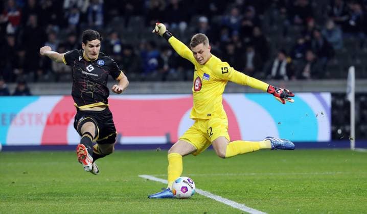 Sport Bilder des Tages Igor Matanovic, Torwart Tjark Ernst Zweikampf Spielszene Aktion Fußball Fussball DFL 2.Bundesliga Herren 13.Spieltag Saison 2023 2024 11.11.2023 Hertha BSC Berlin vs. Karlsruher SC KSC DFL regulations prohibit any use of photographs as image sequences and or quasi-video