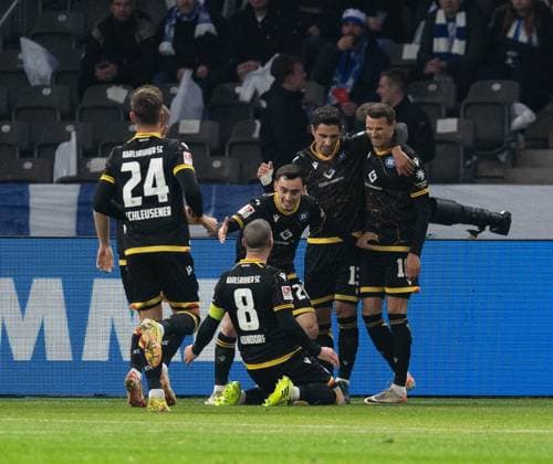 Fussball, Herren, Saison 2023 2024, 2. Bundesliga (13. Spieltag), Hertha BSC - Karlsruher SC, v. l. Fabian Schleusener (Karlsruher SC), Jerome Gondorf (Karlsruher SC), Paul Nebel (Karlsruher SC), Lars Stindl (Karlsruher SC), Philip Heise (Karlsruher SC), Jubel nach Tor zum 0:1, 11.11. 2023,