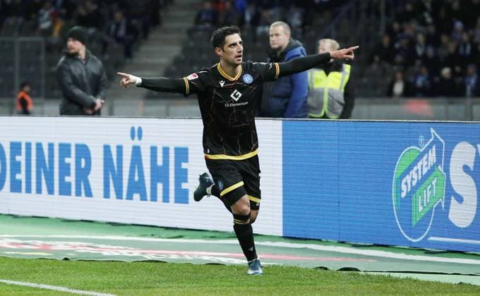 Lars Stindl jubelt nach 0:1 durch Deyovaisio Zeefuik Freude Emotion Jubel Fußball Fussball DFL 2.Bundesliga Herren 13.Spieltag Saison 2023 2024 11.11.2023 Hertha BSC Berlin vs. Karlsruher SC KSC DFL regulations prohibit any use of photographs as image sequences and or quasi-video