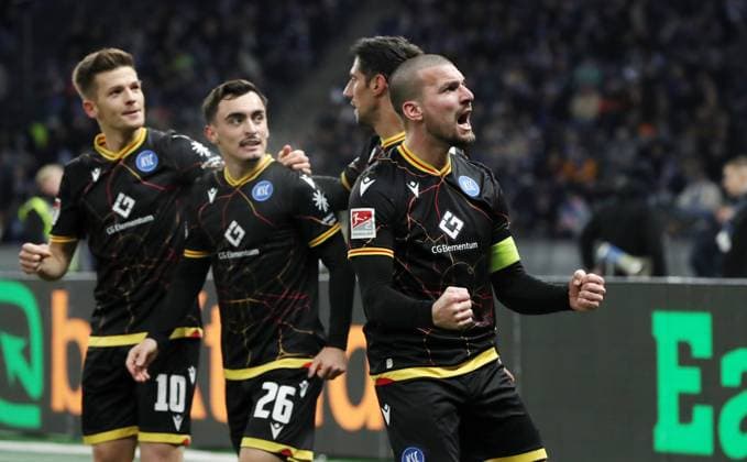 Jerome Gondorf jubelt nach 0:1 durch Deyovaisio Zeefuik Freude Emotion Jubel Fußball Fussball DFL 2.Bundesliga Herren 13.Spieltag Saison 2023 2024 11.11.2023 Hertha BSC Berlin vs. Karlsruher SC KSC DFL regulations prohibit any use of photographs as image sequences and or quasi-video
