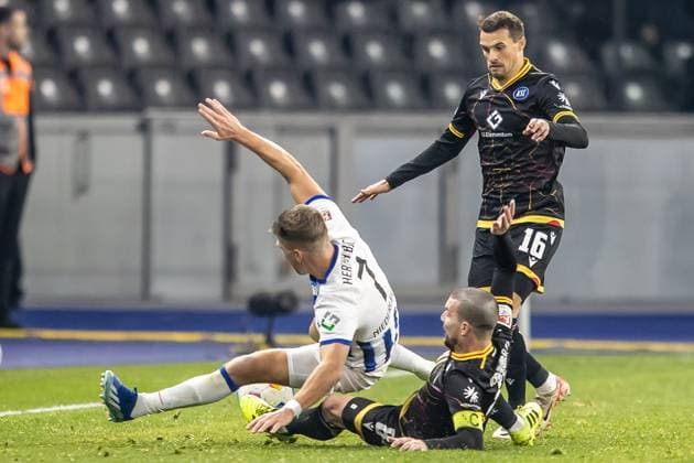 Berlin, 11.11.2023, Fussball, 2.Bundesliga, 13. Spieltag, Hertha BSC - Karlsruher SC, Olympiastadion. Berlins Florian Niederlechner (l-r) kaempft gegen Jerome Gondorf und Philip Heise vom Karlsruher SC um den Ball. DFL regulations and DFB regulations prohibit any use of photographs as image sequences and or quasi-video, Foto: Andreas Gora Hertha BSC - Karlsruher SC
