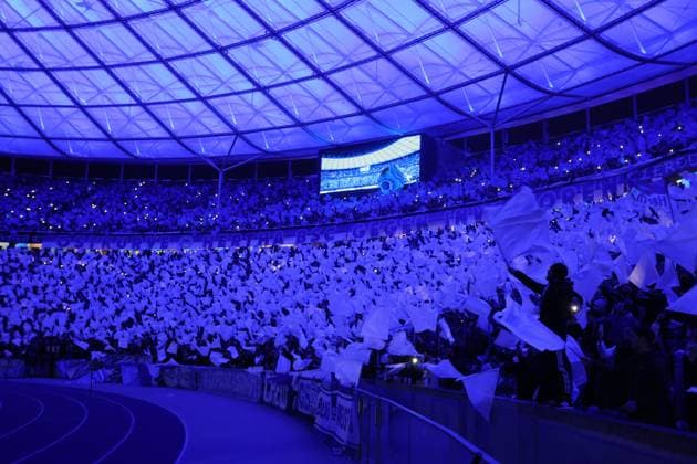 DEU, DFL, 2. FBL, Hertha BSC vs. Karlsruher SC, 11.11.2023, Berliner Olympiastadion, Berlin, DEU, DFL, 2. FBL, Hertha BSC vs. Karlsruher SC, im Bild Hertha-BSC Fans und KSC-Fans DFL - regulations prohibit any use of Photographs as image sequences and or quasi-video Foto: Juergen Engler nordphoto GmbH