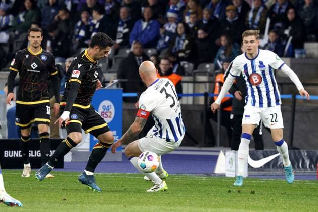 DEU, DFL, 2. FBL, Hertha BSC vs. Karlsruher SC, 11.11.2023, Berliner Olympiastadion, Berlin, DEU, DFL, 2. FBL, Hertha BSC vs. Karlsruher SC, im Bild Toni Leistner (Hertha BSC Berlin 37), Lars Stindel (Karlsruher SC 13) DFL - regulations prohibit any use of Photographs as image sequences and or quasi-video Foto: Juergen Engler nordphoto GmbH