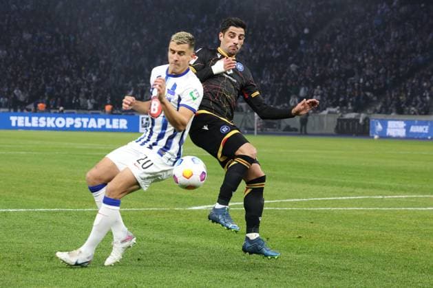 DEU, DFL, 2. FBL, Hertha BSC vs. Karlsruher SC, 11.11.2023, Berliner Olympiastadion, Berlin, DEU, DFL, 2. FBL, Hertha BSC vs. Karlsruher SC, im Bild Marc-Oliver Kempf (Hertha BSC Berlin 20), Lars Stindel (Karlsruher SC 13) DFL - regulations prohibit any use of Photographs as image sequences and or quasi-video Foto: Juergen Engler nordphoto GmbH