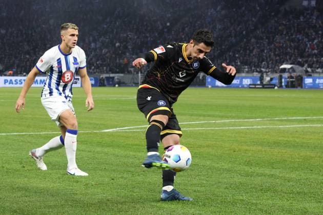DEU, DFL, 2. FBL, Hertha BSC vs. Karlsruher SC, 11.11.2023, Berliner Olympiastadion, Berlin, DEU, DFL, 2. FBL, Hertha BSC vs. Karlsruher SC, im Bild 0:1 durch nMarc-Oliver Kempf (Hertha BSC Berlin 20), Lars Stindel (Karlsruher SC 13) DFL - regulations prohibit any use of Photographs as image sequences and or quasi-video Foto: Juergen Engler nordphoto GmbH
